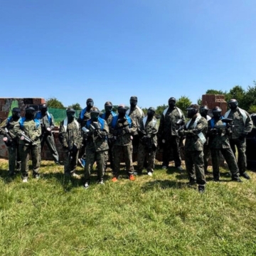 Pracownicy mPTech na paintballu