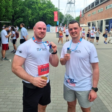 Bieg firmowy 2026 pracownicy mPTech z medalami