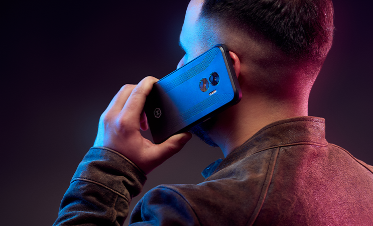 HAMMER  mężczyzna rozmawia przez telefon BLADE V 5 G