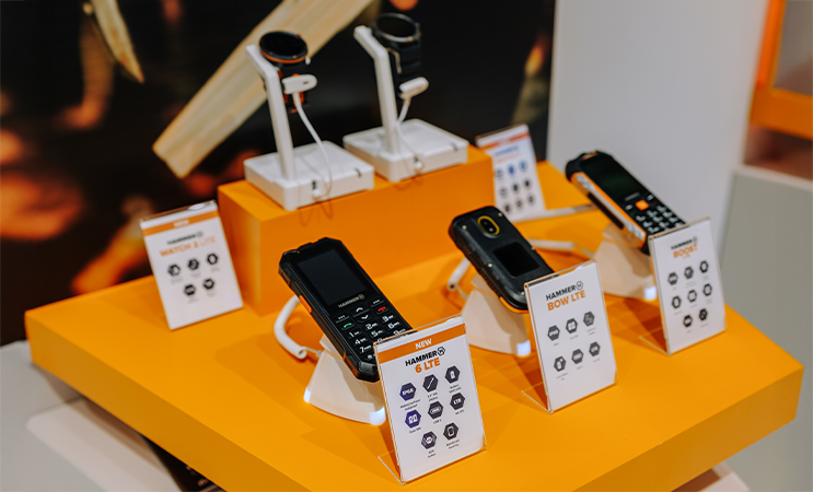 HAMMER  ekspozycja telefonów i smartwatchy klasycznych 
